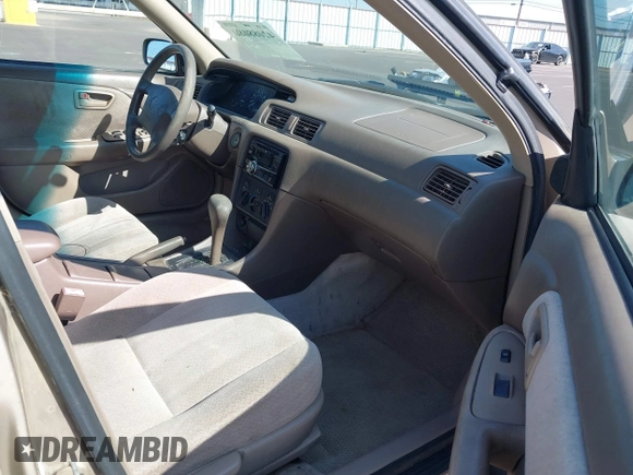 2000 Toyota Camry CE z VIN JT2BG22K2Y0440255, wystawiony jako IAAI lot #42088080 z przebiegiem 353 102 mil mil oraz . Historia ofert i sprzedaży dostępna na DreamBid. Obrazek 5.