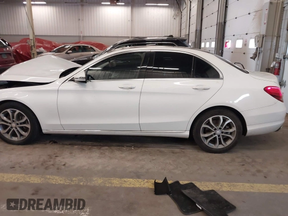 2016 Mercedes-Benz C 300 z VIN 55SWF4JB0GU160647, wystawiony jako IAAI lot #41980155 z przebiegiem 66 783 mil mil oraz . Historia ofert i sprzedaży dostępna na DreamBid. Obrazek 15.