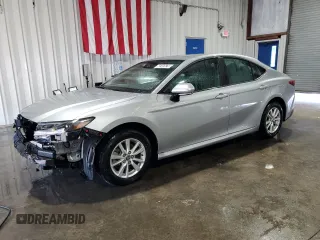 2025 Toyota Camry LE z VIN 4T1DAACK6SU033366, wystawiony jako Copart lot #60707675 z przebiegiem 22 204 mil mil oraz Czysty tytuł • Clean title. Historia ofert i sprzedaży dostępna na DreamBid. Obrazek 1.