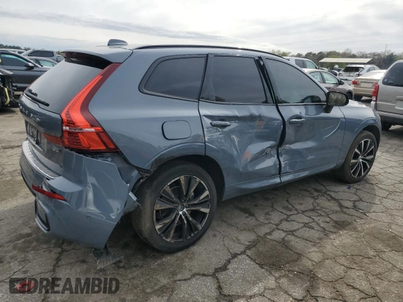 2023 Volvo XC60 Plus Dark Theme z VIN YV4L12RW9P1337099, wystawiony jako Copart lot #50022415 z przebiegiem 38 996 mil mil oraz Szkoda całkowita • Salvage title. Historia ofert i sprzedaży dostępna na DreamBid. Obrazek 3.