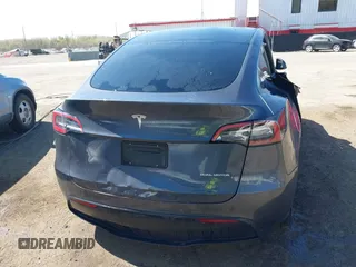 2022 Tesla Model Y Long Range z VIN 7SAYGAEE9NF574634, wystawiony jako IAAI lot #42040719 z przebiegiem 29 675 mil mil oraz . Historia ofert i sprzedaży dostępna na DreamBid. Obrazek 16.