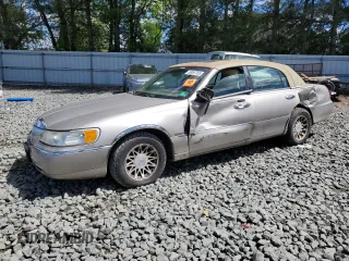 2002 Lincoln Town Car Signature z VIN 1LNHM82W52Y647095, wystawiony jako Copart lot #56097255 z przebiegiem 131 106 mil mil oraz Szkoda całkowita • Salvage title. Historia ofert i sprzedaży dostępna na DreamBid. Obrazek 1.