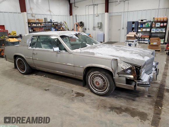 1984 Cadillac Eldorado z VIN 1G6AL5785EE630873, wystawiony jako Copart lot #82896404 z przebiegiem 3 839 mil mil oraz Czysty tytuł • Clean title. Historia ofert i sprzedaży dostępna na DreamBid. Obrazek 4.