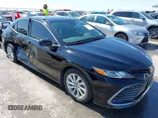 2024 Toyota Camry LE z VIN 4T1C11AK8RU897005, wystawiony jako IAAI lot #41996120 z przebiegiem 9 652 mil mil oraz . Historia ofert i sprzedaży dostępna na DreamBid. Obrazek 1.