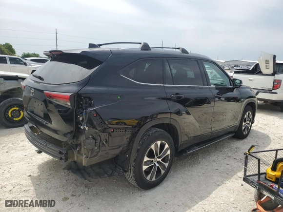 2020 Toyota Highlander XLE with VIN 5TDGZRAH9LS502911, listed as a Copart auction lot 51256955 with 84,424 mi miles and Salvage Title. Bid and sale history available at carsss.com. Image 3.