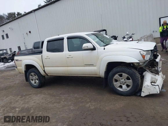 2014 Toyota Tacoma with VIN 3TMLU4EN5EM157590, listed as a IAAI auction lot 41687141 with 111,836 mi miles. Bid and sale history available at carsss.com. Image 13.