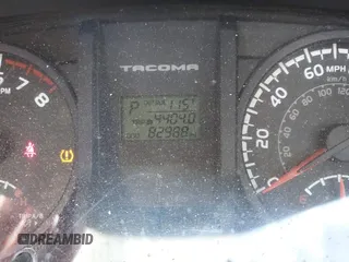 2017 Toyota Tacoma SR5 z VIN 3TMCZ5ANXHM109312, wystawiony jako IAAI lot #42126294 z przebiegiem 82 988 mil mil oraz . Historia ofert i sprzedaży dostępna na DreamBid. Obrazek 16.