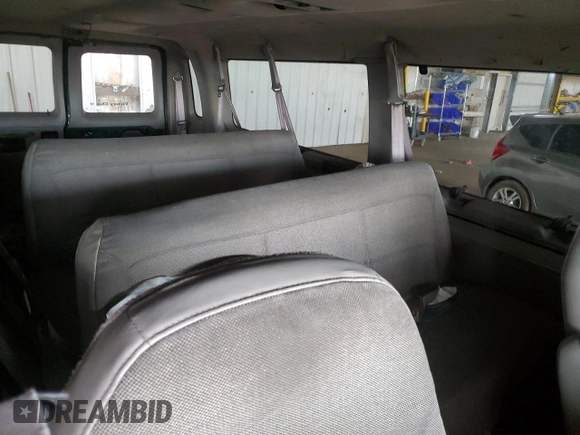 2001 Ford Econoline Wagon XL z VIN 1FBSS31S31HB25585, wystawiony jako Copart lot #46612994 z przebiegiem 145 122 mil mil oraz Nie do naprawy. Historia ofert i sprzedaży dostępna na DreamBid. Obrazek 11.