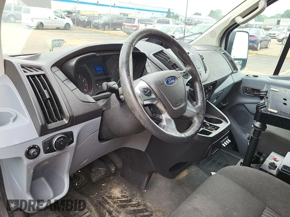 2015 Ford Transit Cargo z VIN 1FTNR1ZM8FKA55185, wystawiony jako IAAI lot #42515954 z przebiegiem 86 918 mil mil oraz . Historia ofert i sprzedaży dostępna na DreamBid. Obrazek 1.