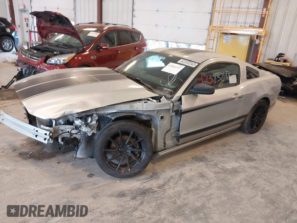 2014 Ford Mustang V6 z VIN 1ZVBP8AM3E5318738, wystawiony jako IAAI lot #42860321 z przebiegiem Nie podano mil oraz . Historia ofert i sprzedaży dostępna na DreamBid. Obrazek 2.