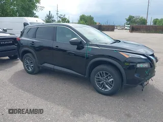 2023 Nissan Rogue S z VIN 5N1BT3AA1PC899142, wystawiony jako IAAI lot #42449369 z przebiegiem 48 754 mil mil oraz . Historia ofert i sprzedaży dostępna na DreamBid. Obrazek 1.