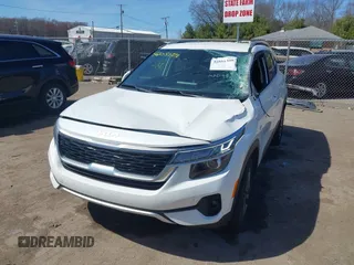 2023 Kia Seltos S z VIN KNDEUCAAXP7394658, wystawiony jako IAAI lot #42051398 z przebiegiem 68 256 mil mil oraz . Historia ofert i sprzedaży dostępna na DreamBid. Obrazek 2.