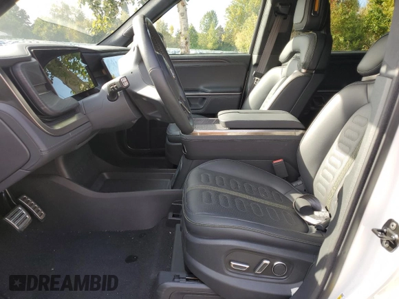 2024 Rivian R1S Adventure z VIN 7PDSGABAXRN035766, wystawiony jako Copart lot #77481034 z przebiegiem 6 590 mil mil oraz Szkoda całkowita • Salvage title. Historia ofert i sprzedaży dostępna na DreamBid. Obrazek 7.