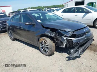 2024 Kia Forte LXS z VIN 3KPF24AD1RE758950, wystawiony jako IAAI lot #42102949 z przebiegiem 17 716 mil mil oraz . Historia ofert i sprzedaży dostępna na DreamBid. Obrazek 1.