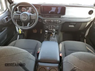 2024 Jeep Gladiator Sport S z VIN 1C6HJTAG1RL120129, wystawiony jako Copart lot #52415555 z przebiegiem 9 979 mil mil oraz Szkoda całkowita • Salvage title. Historia ofert i sprzedaży dostępna na DreamBid. Obrazek 8.