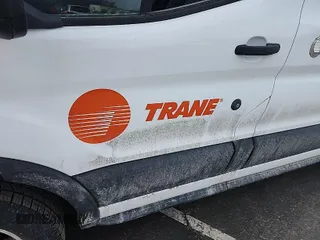 2021 Ford Transit z VIN 1FTBR1YG8MKA40021, wystawiony jako IAAI lot #41975994 z przebiegiem 120 619 mil mil oraz . Historia ofert i sprzedaży dostępna na DreamBid. Obrazek 1.