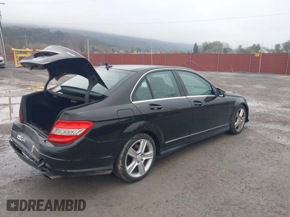 2010 Mercedes-Benz C 300 Sport z VIN WDDGF8BB0AF441321, wystawiony jako IAAI lot #42021660 z przebiegiem 143 888 mil mil oraz . Historia ofert i sprzedaży dostępna na DreamBid. Obrazek 4.