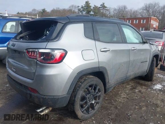 2022 Jeep Compass Latitude with VIN 3C4NJDBB4NT197015, listed as a IAAI auction lot 41182504 with 61,498 mi miles and . Bid and sale history available at DreamBid. Image 4.