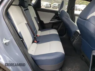 2023 Subaru Solterra Premium z VIN JTMABABA8PA009866, wystawiony jako Copart lot #67385543 z przebiegiem 2496 mil mil oraz . Historia ofert i sprzedaży dostępna na DreamBid. Obrazek 11.