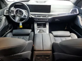 2024 BMW X5 xDrive40i z VIN 5UX23EU07R9T54418, wystawiony jako Copart lot #58960045 z przebiegiem 23 591 mil mil oraz Tytuł czysty. Historia ofert i sprzedaży dostępna na DreamBid. Obrazek 8.