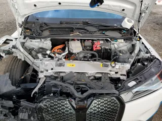2024 BMW iX xDrive50 z VIN WB523CF02RCS04556, wystawiony jako Copart lot #46817195 z przebiegiem 7 915 mil mil oraz Czysty tytuł • Clean title. Historia ofert i sprzedaży dostępna na DreamBid. Obrazek 12.