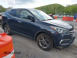 2018 Hyundai Santa Fe 2.4L z VIN 5XYZTDLB8JG523197, wystawiony jako IAAI lot #42147646 z przebiegiem 68 323 mil mil oraz . Historia ofert i sprzedaży dostępna na DreamBid. Obrazek 1.