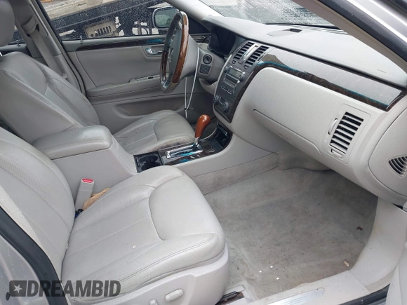 2011 Cadillac DTS Luxury Collection z VIN 1G6KD5E6XBU107790, wystawiony jako IAAI lot #41943638 z przebiegiem 150 543 mil mil oraz . Historia ofert i sprzedaży dostępna na DreamBid. Obrazek 5.