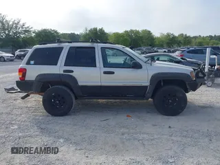 2003 Jeep Grand Cherokee Laredo z VIN 1J8GW48S33C519680, wystawiony jako IAAI lot #42126714 z przebiegiem 295 517 mil mil oraz . Historia ofert i sprzedaży dostępna na DreamBid. Obrazek 13.