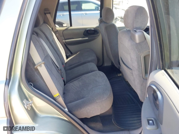 2004 Chevrolet TrailBlazer LS with VIN 1GNDT13S442359669, listed as a IAAI auction lot 42049642 with 111,817 mi miles. Bid and sale history available at carsss.com. Image 8.