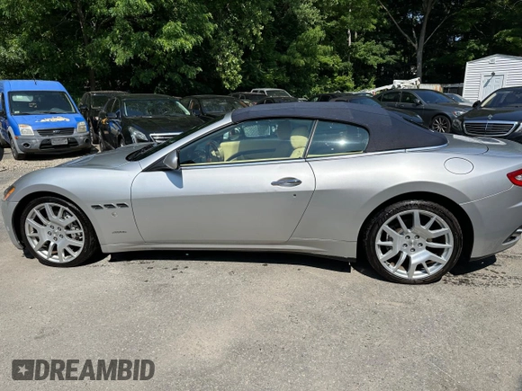 2010 Maserati GranTurismo z VIN ZAM45KMA2A0051367, wystawiony jako Copart lot #66652475 z przebiegiem 43 225 mil mil oraz Czysty tytuł • Clean title. Historia ofert i sprzedaży dostępna na DreamBid. Obrazek 12.