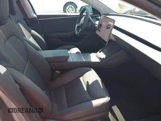2025 Tesla Model 3 Long Range z VIN 5YJ3E1EB9SF873801, wystawiony jako IAAI lot #42141255 z przebiegiem 1612 mil mil oraz . Historia ofert i sprzedaży dostępna na DreamBid. Obrazek 5.
