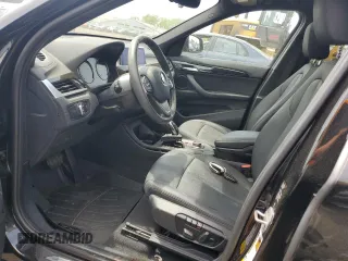 2021 BMW X1 xDrive28i z VIN WBXJG9C07M5S53523, wystawiony jako Copart lot #55450635 z przebiegiem 29 539 mil mil oraz Szkoda całkowita • Salvage title. Historia ofert i sprzedaży dostępna na DreamBid. Obrazek 7.