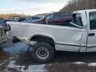 2000 Chevrolet S-10 with VIN 1GCCS144XYK151860, listed as a IAAI auction lot 41301337 with 221,237 mi miles. Bid and sale history available at carsss.com. Image 6.