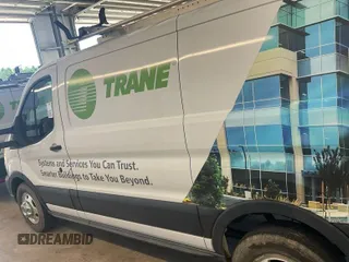 2020 Ford Transit Cargo z VIN 1FTBR2YG9LKA32434, wystawiony jako IAAI lot #42634707 z przebiegiem 66 381 mil mil oraz . Historia ofert i sprzedaży dostępna na DreamBid. Obrazek 6.