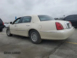 2002 Lincoln Town Car Ultimate L z VIN 1LNHM85W22Y630959, wystawiony jako Copart lot #55853945 z przebiegiem 45 622 mil mil oraz Szkoda całkowita • Salvage title. Historia ofert i sprzedaży dostępna na DreamBid. Obrazek 2.