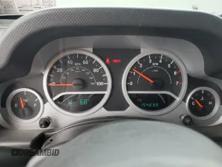 2007 Jeep Wrangler Unlimited Sahara z VIN 1J4GA59127L106988, wystawiony jako Copart lot #59750975 z przebiegiem 154 233 mil mil oraz Czysty tytuł • Clean title. Historia ofert i sprzedaży dostępna na DreamBid. Obrazek 9.