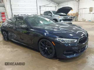 2020 BMW 8 Series M850i z VIN WBAGV8C02LCD68211, wystawiony jako IAAI lot #42254208 z przebiegiem 15 775 mil mil oraz . Historia ofert i sprzedaży dostępna na DreamBid. Obrazek 1.