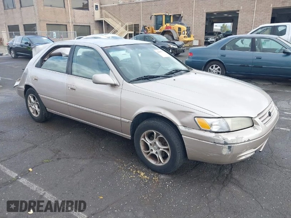 1997 Toyota Camry LE z VIN 4T1BF22K8VU916373, wystawiony jako IAAI lot #41915751 z przebiegiem 259 818 mil mil oraz . Historia ofert i sprzedaży dostępna na DreamBid. Obrazek 1.