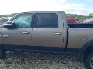 2010 Dodge 2500 SLT z VIN 3D7UT2CL7AG174645, wystawiony jako IAAI lot #42073179 z przebiegiem 158 842 mil mil oraz . Historia ofert i sprzedaży dostępna na DreamBid. Obrazek 15.