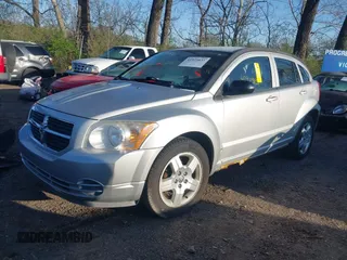 2009 Dodge Caliber SXT z VIN 1B3HB48A79D103215, wystawiony jako IAAI lot #41973831 z przebiegiem 134 797 mil mil oraz . Historia ofert i sprzedaży dostępna na DreamBid. Obrazek 2.