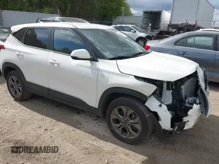2024 Kia Seltos LX z VIN KNDEPCAA6R7614582, wystawiony jako IAAI lot #42202587 z przebiegiem 14 602 mil mil oraz . Historia ofert i sprzedaży dostępna na DreamBid. Obrazek 1.