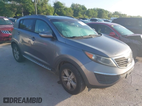 2013 Kia Sportage LX z VIN KNDPB3A26D7406680, wystawiony jako IAAI lot #42004413 z przebiegiem 170 221 mil mil oraz . Historia ofert i sprzedaży dostępna na DreamBid. Obrazek 1.