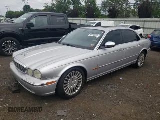 2005 Jaguar XJ Vanden Plas z VIN SAJWA82C15SG37427, wystawiony jako Copart lot #60749795 z przebiegiem 90 122 mil mil oraz Czysty tytuł • Clean title. Historia ofert i sprzedaży dostępna na DreamBid. Obrazek 1.