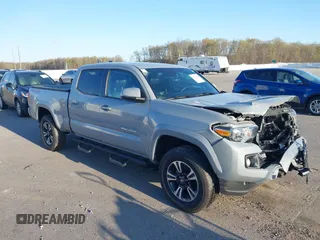 2018 Toyota Tacoma SR5 z VIN 3TMDZ5BN3JM054548, wystawiony jako IAAI lot #42038480 z przebiegiem 122 242 mil mil oraz . Historia ofert i sprzedaży dostępna na DreamBid. Obrazek 1.
