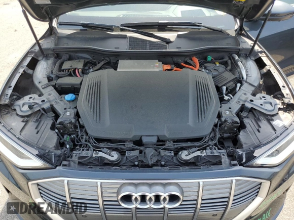 2019 Audi e-tron Prestige с VIN WA1VAAGE4KB012244, выставлен на аукционе Copart как лот 61049715 с пробегом 45 078 миль миль и Списание • Salvage title. История ставок и продаж доступна на DreamBid. Изображение 12.