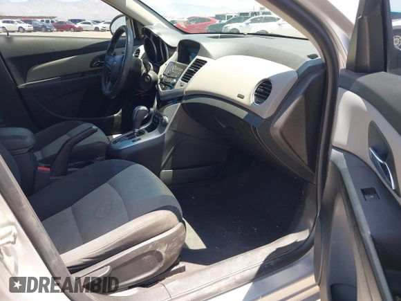 2014 Chevrolet Cruze LS z VIN 1G1PA5SH6E7448472, wystawiony jako IAAI lot #42428958 z przebiegiem 105 872 mil mil oraz . Historia ofert i sprzedaży dostępna na DreamBid. Obrazek 5.