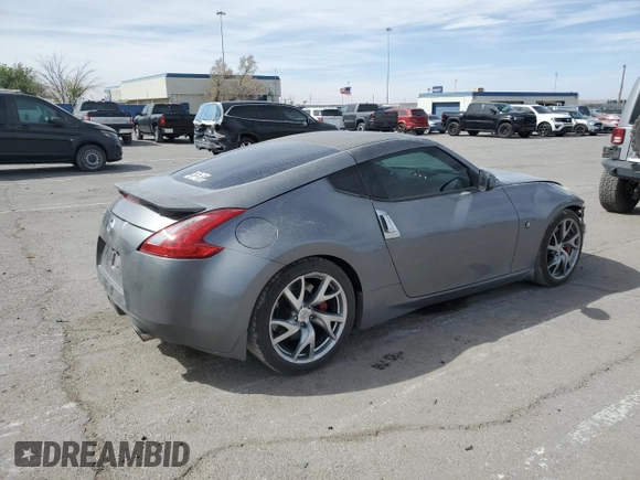 2014 Nissan 370Z z VIN JN1AZ4EH0EM630751, wystawiony jako Copart lot #51489825 z przebiegiem 125 107 mil mil oraz Czysty tytuł • Clean title. Historia ofert i sprzedaży dostępna na DreamBid. Obrazek 3.