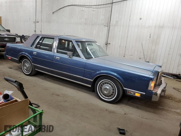 1988 Lincoln Town Car z VIN 1LNBM81F2JY754921, wystawiony jako Copart lot #76236564 z przebiegiem 593 215 mil mil oraz Szkoda całkowita • Salvage title. Historia ofert i sprzedaży dostępna na DreamBid. Obrazek 4.