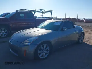 2005 Nissan 350Z Touring z VIN JN1AZ36A25M754869, wystawiony jako IAAI lot #41429477 z przebiegiem 110 896 mil mil oraz . Historia ofert i sprzedaży dostępna na DreamBid. Obrazek 2.