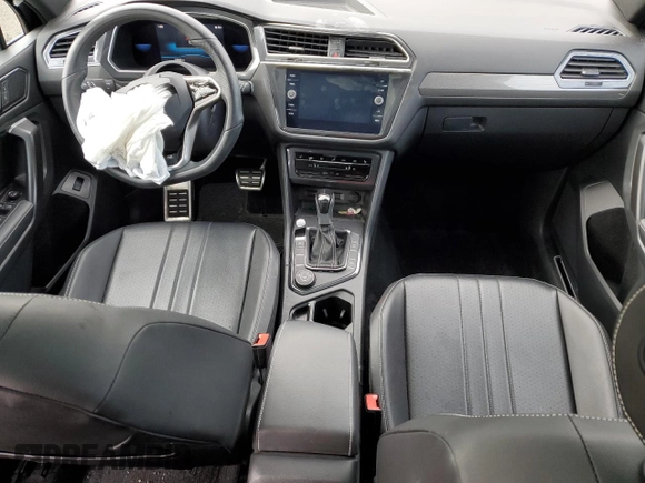 2022 Volkswagen Tiguan SE R-Line Black z VIN 3VV8B7AX9NM088599, wystawiony jako Copart lot #52118695 z przebiegiem 27 836 mil mil oraz Szkody całkowita. Historia ofert i sprzedaży dostępna na DreamBid. Obrazek 8.